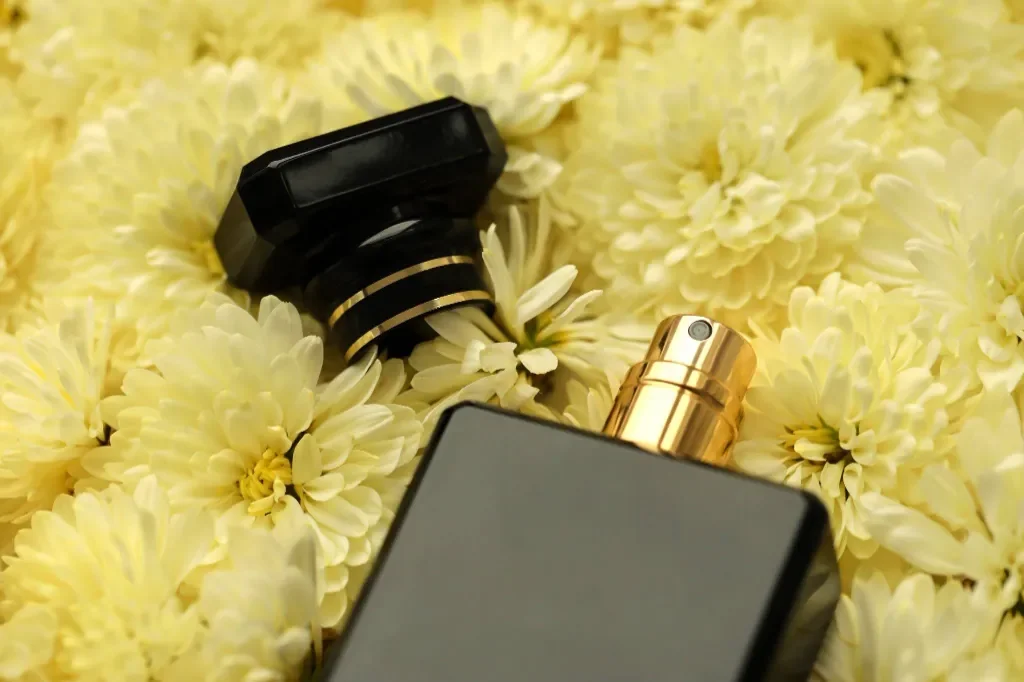 perfumy na tle kwiatów